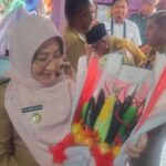 Sri Juniarsih Buka Expo Produk Unggulan Kampung se-Kecamatan Biatan BERAU - Bupati Berau, Sri Juniarsih Mas, membuka Expo Produk Unggulan Kampung se-Kecamatan Biatan pada Senin (5/8/2024) di Kantor Camat Biatan. Acara ini merupakan bagian dari rangkaian peringatan HUT ke-79 Kabupaten Berau, yang ditandai dengan pelepasan balon ke udara. Camat Biatan, Aidil Fitri, menjelaskan bahwa kegiatan ini merupakan agenda tahunan yang bertujuan untuk memberikan informasi kepada masyarakat tentang perkembangan pembangunan di Kecamatan Biatan, khususnya di kampung-kampung setempat. “Selain itu, tujuan kedua adalah untuk meningkatkan perekonomian masyarakat, terutama UMKM di Kecamatan Biatan,” ujarnya. Aidil Fitri juga menyampaikan apresiasinya kepada semua pihak yang berkontribusi dalam pelaksanaan Expo Produk Unggulan ini, khususnya para kepala kampung dan perusahaan-perusahaan. Bupati Sri Juniarsih Mas mengakui bahwa Kecamatan Biatan memiliki potensi luar biasa di berbagai sektor seperti perkebunan, kehutanan, perikanan, dan pariwisata. “Sektor-sektor unggulan ini harus kita kelola semaksimal mungkin untuk meningkatkan pendapatan dan kesejahteraan masyarakat,” tegasnya. Seiring dengan penetapan Ibu Kota Negara Republik Indonesia, Bupati berharap Kecamatan Biatan dapat memaksimalkan potensi pariwisatanya. “Kita perlu mendorong ekonomi kreatif yang dapat memajukan Kecamatan Biatan,” tambahnya. Sebelumnya, Bupati Sri Juniarsih juga meresmikan sarana wisata air panas Pemapak Bapinang di Kecamatan Biatan. Ia mengakui bahwa pendapatan warga kini jauh lebih baik. Bupati berpesan kepada para kepala kampung agar menjaga dan memaksimalkan potensi yang ada guna meningkatkan pendapatan kampung.