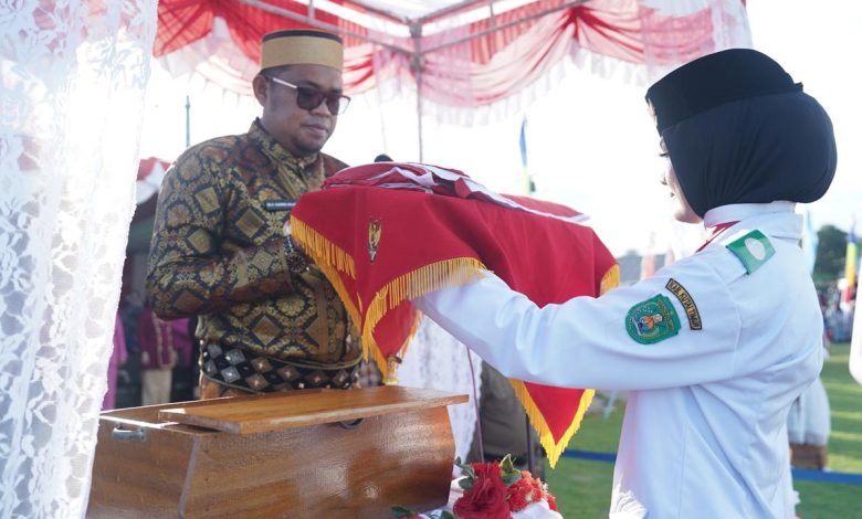 Kasmidi Bulang Pimpin Upacara Penurunan Bendera HUT ke-79 RI di Sangkulirang