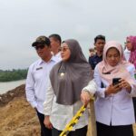 Sri Juniarsih Tinjau Pembangunan Turap di Kampung Gurimbang