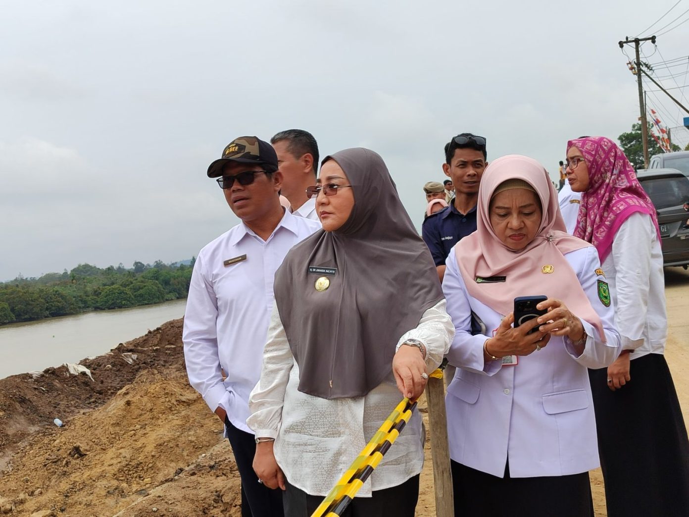 Sri Juniarsih Tinjau Pembangunan Turap di Kampung Gurimbang