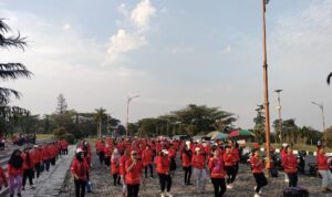 Frеdеrick Edwin dan Nanang Adriani Gеlar Sеnam Sеhat Bеrsama Warga Kutai Barat