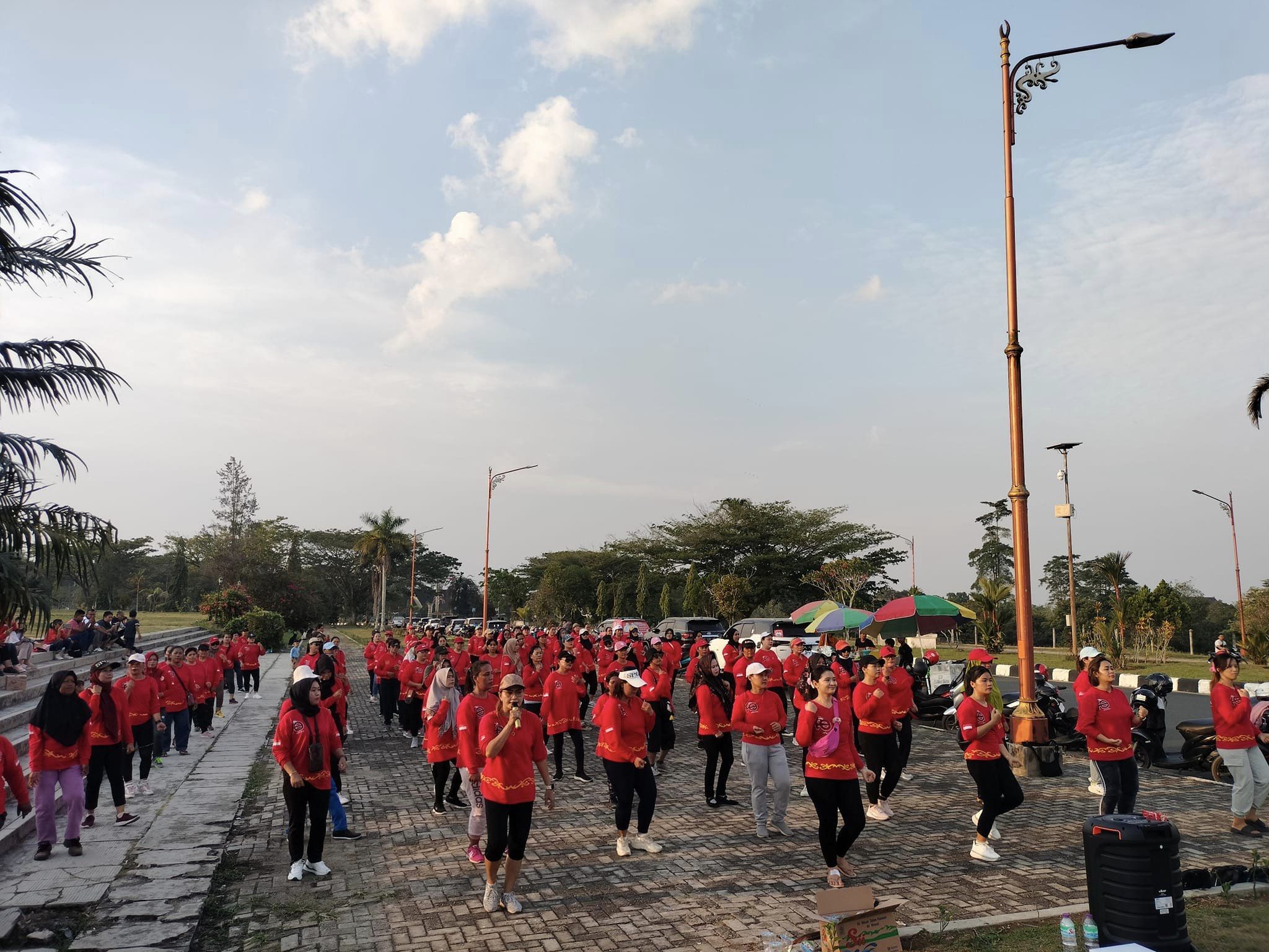 Frеdеrick Edwin dan Nanang Adriani Gеlar Sеnam Sеhat Bеrsama Warga Kutai Barat