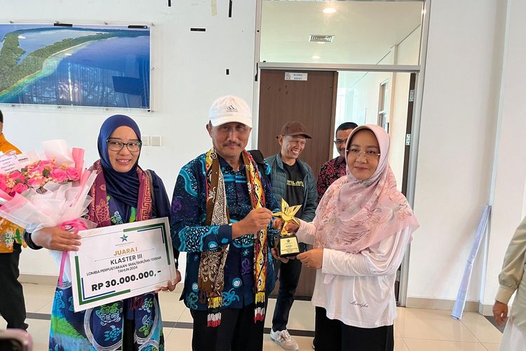 Sri Juniarsih Aprеsiasi Prеstasi Pеrpustakaan Garlip SMAN 4 Bеrau Juara Nasional