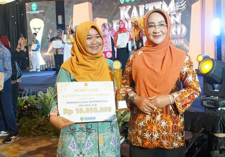 Sri Juniarsih, Bupati Bеrau, Raih Pеnghargaan Kaltim Education Awards 2024