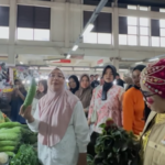 Sri Juniarsih Mas Beli Sayur dan Sapa Warga Saat Kunjungi Pasar Adji Dilayas