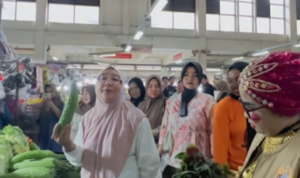 Sri Juniarsih Mas Beli Sayur dan Sapa Warga Saat Kunjungi Pasar Adji Dilayas