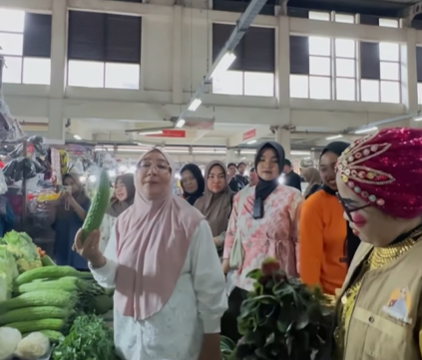 Sri Juniarsih Mas Beli Sayur dan Sapa Warga Saat Kunjungi Pasar Adji Dilayas