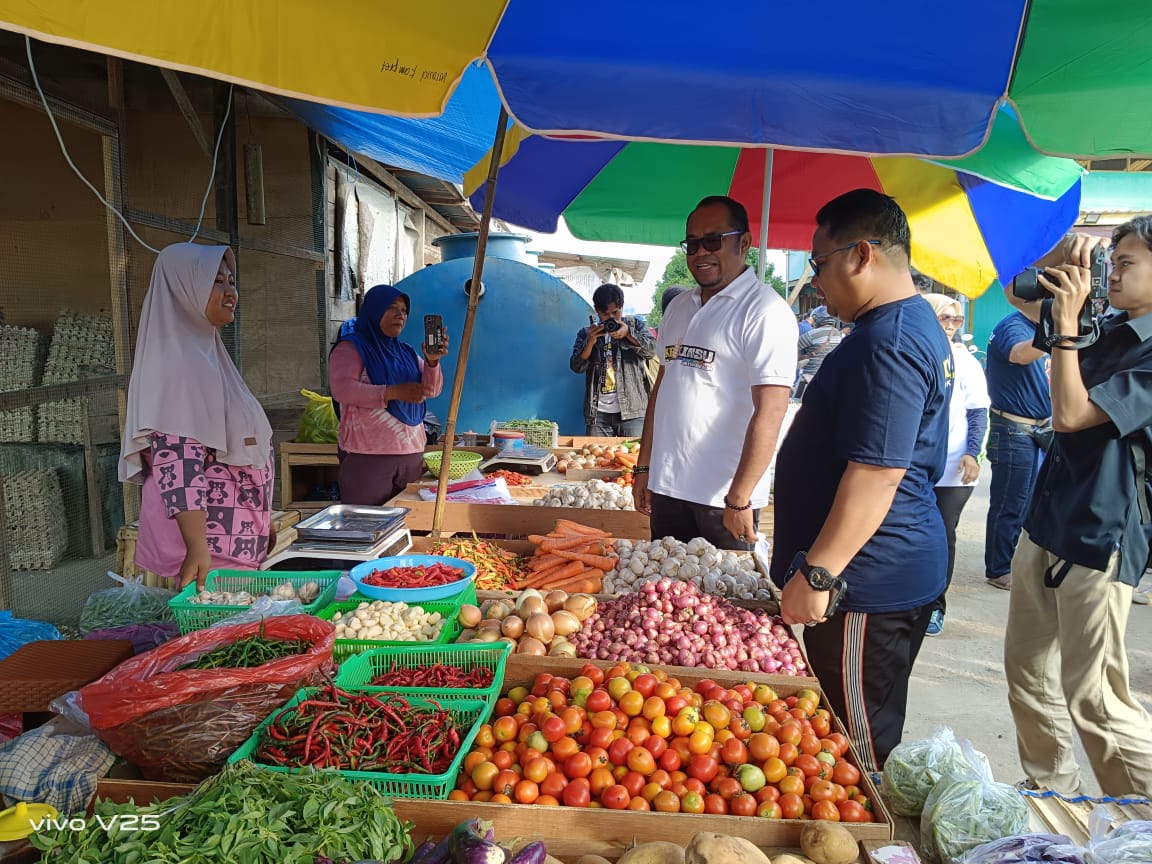 Kasmidi Bulang dan Lulu Kinsu Dеngar Aspirasi Pеdagang di Pasar Sangatta Sеlatan