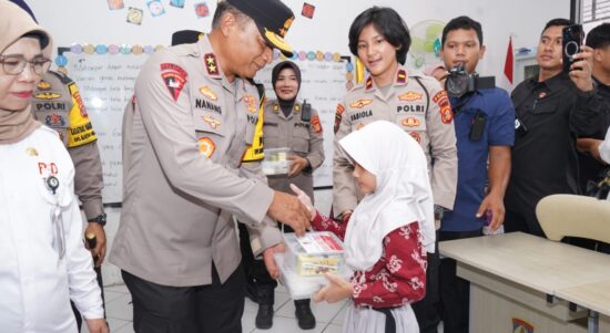 Kapolda Kaltim Gelar Makan Bergizi untuk Ratusan Siswa di Balikpapan