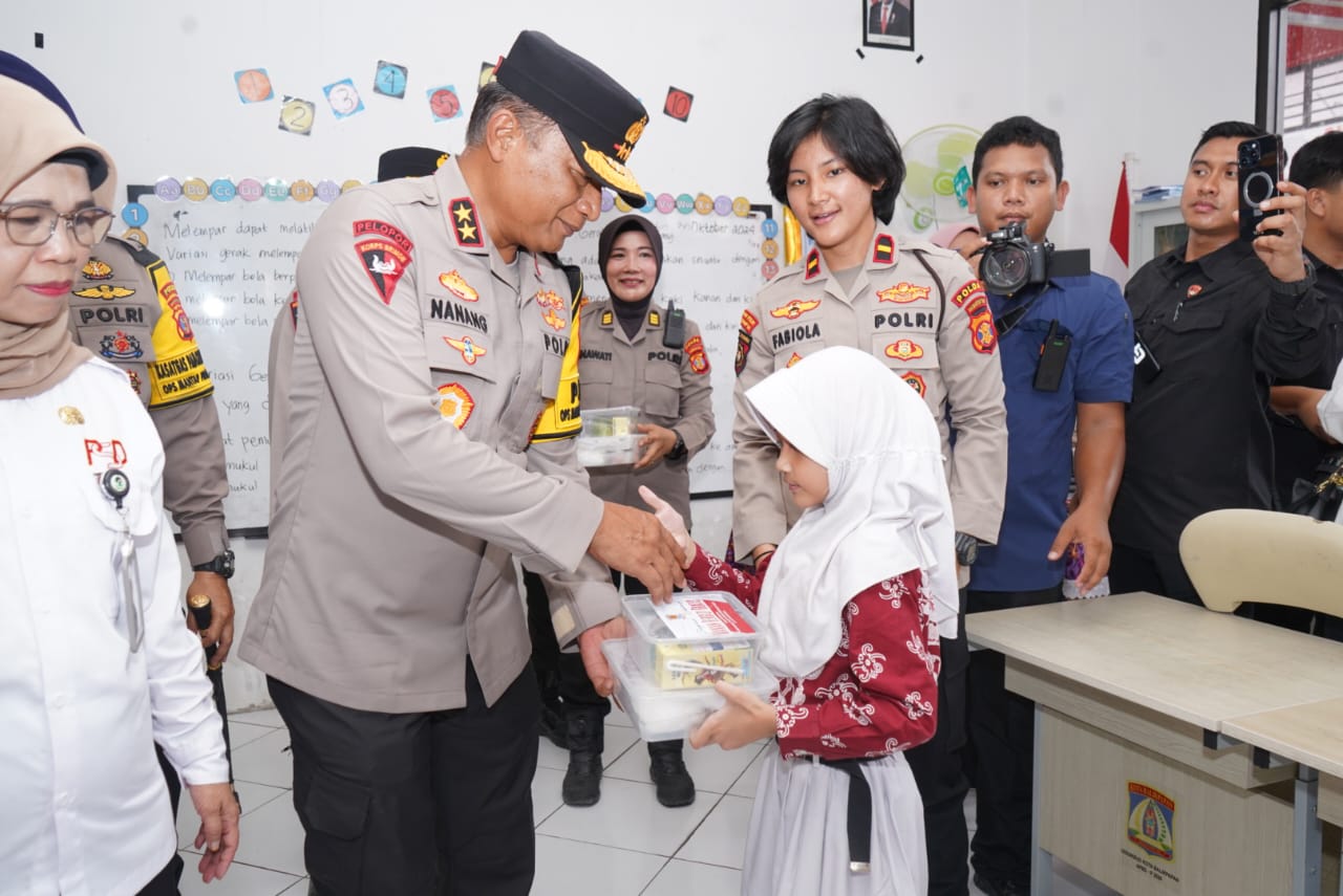 Kapolda Kaltim Gelar Makan Bergizi untuk Ratusan Siswa di Balikpapan