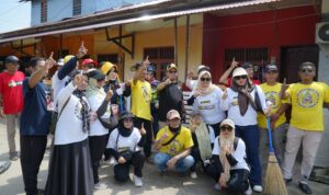Kasmidi Bulang dan Kinsu Menggelar Bakti Sosial dalam Rangka HUT Kutai Timur ke-25