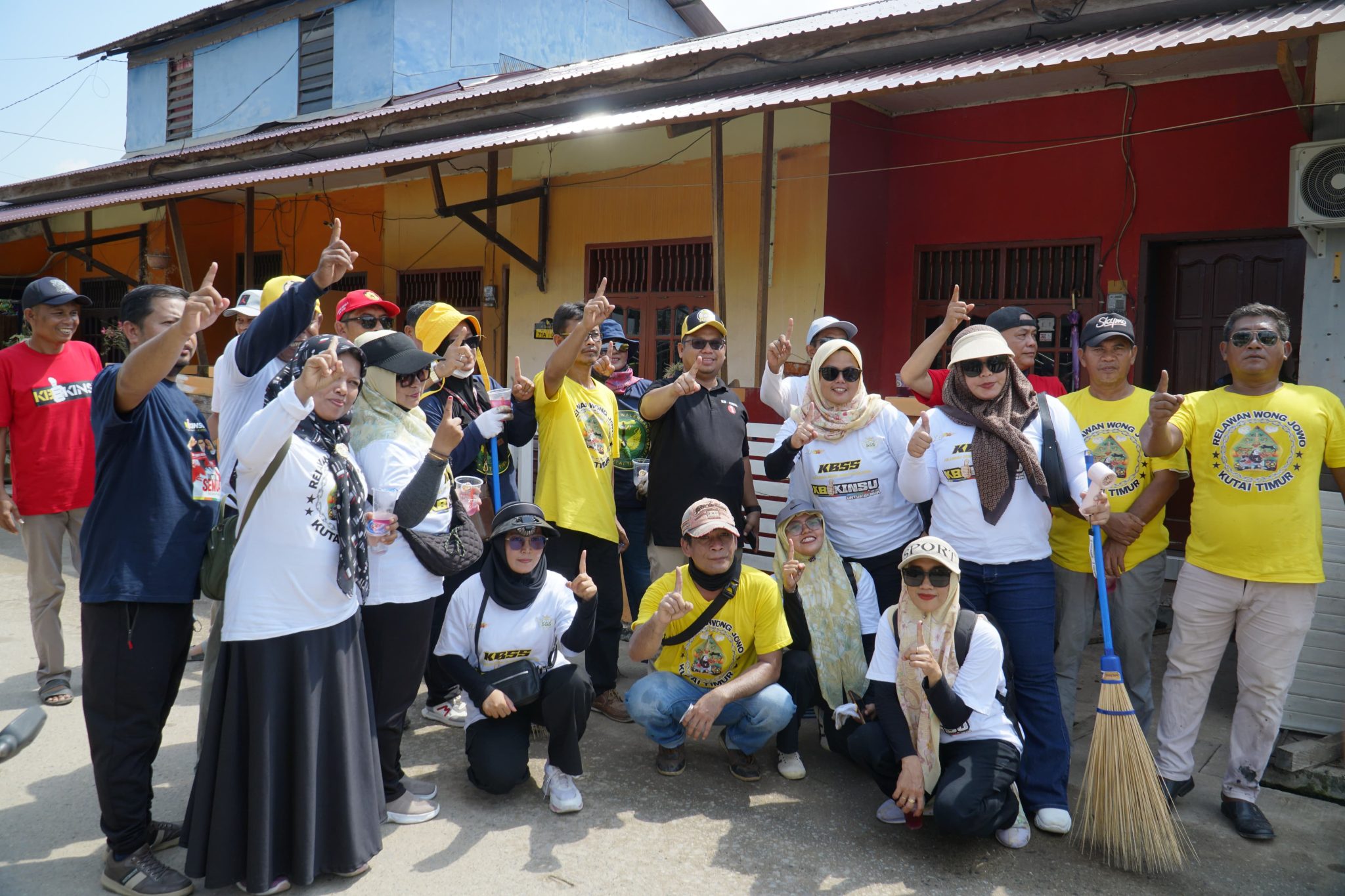 Kasmidi Bulang dan Kinsu Menggelar Bakti Sosial dalam Rangka HUT Kutai Timur ke-25