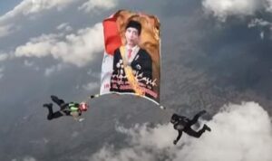 Polri Gelar Atraksi Terjun Payung di Mako Brimob Depok untuk Sambut Pelantikan Prabowo-Gibran