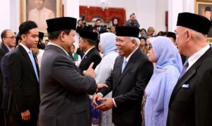 JAKARTA-Mantan Menteri Pekerjaan Umum dan Perumahan Rakyat (PUPR), Basuki Hadimuljono, resmi dilantik sebagai Kepala Otorita Ibu Kota Nusantara (IKN) oleh Presiden Prabowo Subianto di Istana Negara, Jakarta, Selasa (5/11/2024). Dalam sambutannya, Basuki mengungkapkan komitmen untuk melanjutkan pembangunan IKN sesuai arahan Prabowo, yang menegaskan pentingnya percepatan pembangunan ibu kota baru tersebut. Usai pelantikan, Basuki Hadimuljono menyampaikan bahwa Presiden Prabowo telah memberikan arahan yang jelas untuk melanjutkan pembangunan IKN secara berkelanjutan. “Presiden tadi hanya mengatakan, ‘Laksanakan!’ Saya langsung jawab, ‘Siap, Perintah,’” kata Basuki, yang juga seorang lulusan Universitas Gadjah Mada dan dikenal dengan latar belakang teknokratnya. Ketika disinggung mengenai target pembangunan IKN dalam empat tahun ke depan, Basuki masih belum memberikan rincian lebih lanjut. “Sekarang kan masih November. Rencananya, Desember ini kita mulai susun program untuk 2025,” jelasnya. Ia menambahkan bahwa dirinya akan bertemu kembali dengan Presiden Prabowo guna merinci langkah-langkah strategis untuk proyek IKN ke depan. Penunjukan Basuki sebagai Kepala Otorita IKN ini merupakan kelanjutan dari kepercayaan yang sebelumnya diberikan oleh Presiden Joko Widodo. Sebelumnya, Basuki menjabat sebagai Pelaksana Tugas (Plt) Kepala Otorita IKN menggantikan Bambang Susantono yang mundur pada Juni 2024. Sementara itu, posisi Wakil Kepala Otorita IKN masih kosong, menunggu keputusan Presiden Prabowo untuk menunjuk pendamping baru bagi Basuki Dalam kesempatan terpisah, Menteri Sekretaris Negara Prasetyo Hadi menyatakan bahwa Presiden Prabowo menargetkan percepatan pembangunan IKN. “Presiden ingin dalam tiga hingga empat tahun, infrastruktur inti di IKN bisa siap digunakan oleh lembaga eksekutif maupun yudikatif,” ujar Prasetyo dalam konferensi pers di Magelang, Sabtu (27/10/2024). Sementara itu, Menteri Kehutanan Raja Juli Antoni mengungkapkan bahwa Presiden Prabowo menekankan keberlanjutan proyek IKN dalam rapat kabinet. “Presiden berkomitmen agar pembangunan IKN terus berjalan sesuai rencana, dan pada Agustus 2028 kita harap Sidang Paripurna DPR/MPR sudah bisa dilaksanakan di sana,” kata Raja Juli, yang juga politikus Partai Solidaritas Indonesia (PSI). Ia menambahkan bahwa Presiden Prabowo berharap pada tahun 2029, pelantikan Presiden dan Wakil Presiden RI bisa digelar di IKN, menjadikannya sebagai simbol pusat politik nasional. Keputusan Prabowo untuk melanjutkan proyek IKN menegaskan komitmennya dalam menyiapkan ibu kota baru sebagai pusat pemerintahan yang modern dan berkelanjutan. Dengan tim yang solid dan fokus pada target jangka panjang, IKN diharapkan dapat menjadi ikon baru bagi Indonesia.