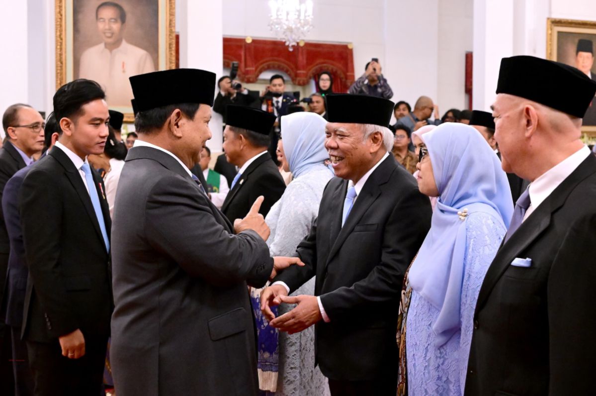 JAKARTA-Mantan Menteri Pekerjaan Umum dan Perumahan Rakyat (PUPR), Basuki Hadimuljono, resmi dilantik sebagai Kepala Otorita Ibu Kota Nusantara (IKN) oleh Presiden Prabowo Subianto di Istana Negara, Jakarta, Selasa (5/11/2024). Dalam sambutannya, Basuki mengungkapkan komitmen untuk melanjutkan pembangunan IKN sesuai arahan Prabowo, yang menegaskan pentingnya percepatan pembangunan ibu kota baru tersebut. Usai pelantikan, Basuki Hadimuljono menyampaikan bahwa Presiden Prabowo telah memberikan arahan yang jelas untuk melanjutkan pembangunan IKN secara berkelanjutan. “Presiden tadi hanya mengatakan, ‘Laksanakan!’ Saya langsung jawab, ‘Siap, Perintah,’” kata Basuki, yang juga seorang lulusan Universitas Gadjah Mada dan dikenal dengan latar belakang teknokratnya. Ketika disinggung mengenai target pembangunan IKN dalam empat tahun ke depan, Basuki masih belum memberikan rincian lebih lanjut. “Sekarang kan masih November. Rencananya, Desember ini kita mulai susun program untuk 2025,” jelasnya. Ia menambahkan bahwa dirinya akan bertemu kembali dengan Presiden Prabowo guna merinci langkah-langkah strategis untuk proyek IKN ke depan. Penunjukan Basuki sebagai Kepala Otorita IKN ini merupakan kelanjutan dari kepercayaan yang sebelumnya diberikan oleh Presiden Joko Widodo. Sebelumnya, Basuki menjabat sebagai Pelaksana Tugas (Plt) Kepala Otorita IKN menggantikan Bambang Susantono yang mundur pada Juni 2024. Sementara itu, posisi Wakil Kepala Otorita IKN masih kosong, menunggu keputusan Presiden Prabowo untuk menunjuk pendamping baru bagi Basuki Dalam kesempatan terpisah, Menteri Sekretaris Negara Prasetyo Hadi menyatakan bahwa Presiden Prabowo menargetkan percepatan pembangunan IKN. “Presiden ingin dalam tiga hingga empat tahun, infrastruktur inti di IKN bisa siap digunakan oleh lembaga eksekutif maupun yudikatif,” ujar Prasetyo dalam konferensi pers di Magelang, Sabtu (27/10/2024). Sementara itu, Menteri Kehutanan Raja Juli Antoni mengungkapkan bahwa Presiden Prabowo menekankan keberlanjutan proyek IKN dalam rapat kabinet. “Presiden berkomitmen agar pembangunan IKN terus berjalan sesuai rencana, dan pada Agustus 2028 kita harap Sidang Paripurna DPR/MPR sudah bisa dilaksanakan di sana,” kata Raja Juli, yang juga politikus Partai Solidaritas Indonesia (PSI). Ia menambahkan bahwa Presiden Prabowo berharap pada tahun 2029, pelantikan Presiden dan Wakil Presiden RI bisa digelar di IKN, menjadikannya sebagai simbol pusat politik nasional. Keputusan Prabowo untuk melanjutkan proyek IKN menegaskan komitmennya dalam menyiapkan ibu kota baru sebagai pusat pemerintahan yang modern dan berkelanjutan. Dengan tim yang solid dan fokus pada target jangka panjang, IKN diharapkan dapat menjadi ikon baru bagi Indonesia.