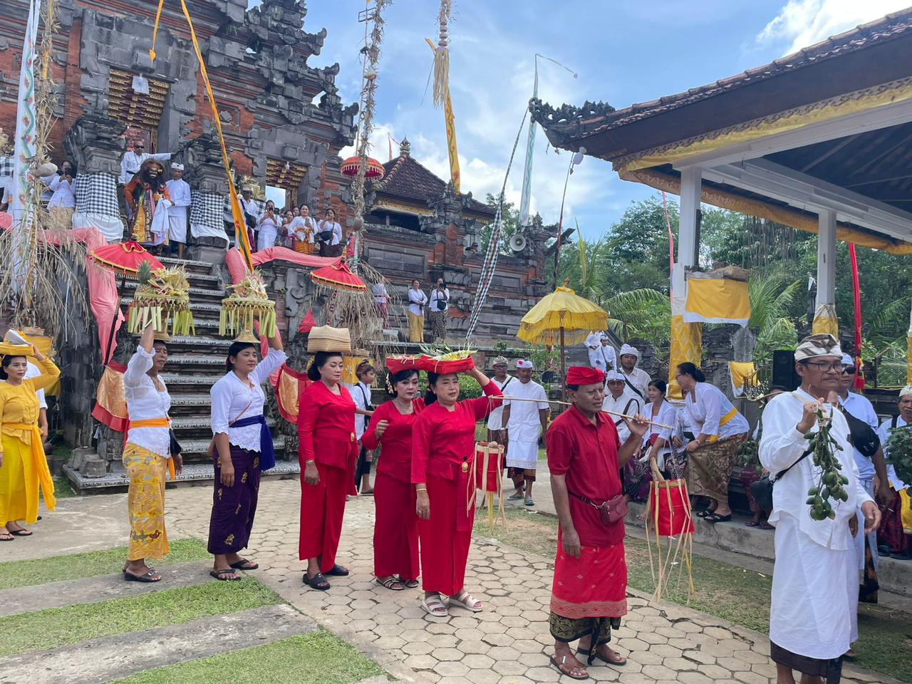 Umat Hindu Kaltim Gelar Upacara Nedunan Ida Berate, Doakan Pilkada Damai