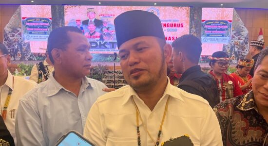 Hadiri Pelantikan DAD Kaltim, Rudy Mas'ud Tekankan Pembangunan Berbasis Aksesibilitas